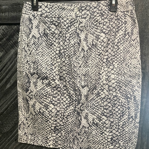 New York and Company gray snake skin pencil skirt.  Good condition. Size 6 - Picture 2 of 3